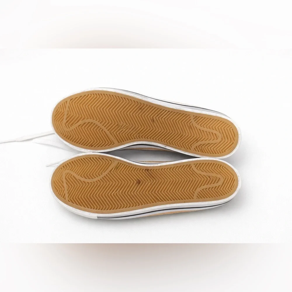 Nike Low Top White Sneakers Gum Sole Comfort Insole